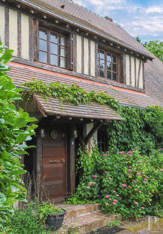 En Normandie, dans le parc régional des Boucles de la Seine, une villa de style anglo-normand - photo  n°4